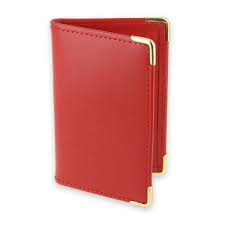 Ce porte carte en cuir possède une poche extérieure, une poche intérieure fermée par un rabat et une possibilité d'ajouter une fente sur le devant pour ajouter un espace carte en plus (optionnel à préciser). Porte Carte Bancaire Fleur De Peaux Maroquinerie En Ligne