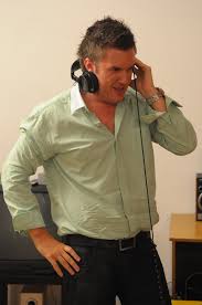 A mindig mosolygós, utánozhatatlanul közönségcentrikus dj 25 éve pörgette a bakelitet, többek között a tisza gyöngye, a tisza river bulihajó, a sing sing music hall és a deja vu fesztivál pultjában. Kasza Tibi 20 Evvel Ezelott Nlc Hu