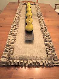 French Country Burlap Table Runner With Ruffles Rustic Table Etsy Toalhas De Mesa Artesanais Caminhos De Mesa De Estopa Artesanato Em Juta