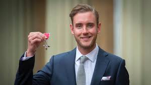 Mollie king was pictured putting on a public display of affection with england cricketer stuart broad in london at the weekend seemingly confirming they have reunited. Stuart Broad