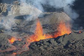 The ongoing effusive activity of the volcano slowed down on 2 may and continues at declining trend as a decrease of volcanic tremor has been recorded over the past days. Der Vulkan Piton De La Fournaise