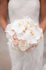 Tutto basato sul bianco e sulle bellissime orchidee phalaenopsis, dal bouquet agli allestimenti per la cerimonia, fino ai centrotavola per il ricevimento all'hotel san rocco. Pin Su Wedding Bouquet