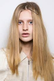 Dimentica di avere la fronte alta con queste acconciature anti-stempiatura