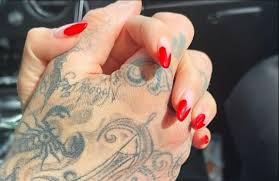 The us reality tv star took to instagram and shared a picture of her holding travis barker heavily tattooed hand. Pkdae1hy7t3c8m