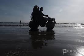 Pantai air manis memang tidak cocok untuk snorkeling atau diving, namun anda masih bisa berenang di tepi pantai atau sekadar bermain air dan pasir. Pantai Air Manis Selesai Di Revitalisasi Intip Harga Tiket Masuknya Klikpositif Com Media Generasi Positif