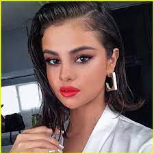 Here we have rounded up images of 30+ best bob haircuts that can be. Selena Gomez Shows Off Wet Bob Haircut With Bright Red Lips The Weeknd Approves Selena Gomez Short Hair Wet Look Hair Celebrity Makeup Looks