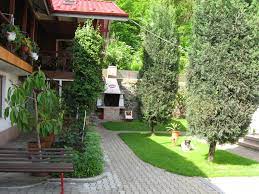 Drumul de acces la teren este direct din drumul judetean care face legatura cu orasul valenii de munte la o distanta de 10km. Pensiunea Amo Vermietungen VÄƒlenii De Munte