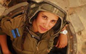 Des soldates dans les tanks ? Peut-être, dit l'armée après le refus du chef  des corps des blindés