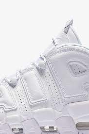 It features retro raygun colors, embroidered accents and other hip details that return you to 1975. Nike Air More Uptempo White On White Erscheinungsdatum Nike Snkrs De