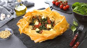 Ricette light per la cena o pranzo per restare in forma con gusto! Deliziosa Torta Salata Di Pasta Fillo Ripiena Di Carne Di Maiale E Verdure In Padella