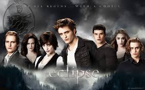 Al treilea film din seria twilight urmat de filmul the twilight saga eclipse explorează un triunghi amoros între bella (kristen stewart), edward (robert pattinson), și iacov (taylor lautner). Twilight ContinuÄ Stephenie Meyer Autoarea IndrÄgitei Serii Va Lansa In Luna August Un Nou Roman Foto Ea Md