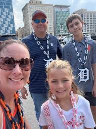 Taylor Manross's Instagram, Twitter & Facebook