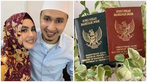 Anda akan menerima montase foto baru setiap minggu. Sempat Dikabarkan Nikah Siri Kartika Putri Akhirnya Pamerkan Buku Nikah Tribunnews Com Mobile