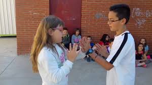 Es un juego en grupo en el que un niño tiene que contar con los ojos cerrados hasta el número que se acuerde entre todos y, al terminar la cuenta, debe avisar en voz alta a los demás. Canciones Y Juegos De Palmas Y Manos Video Juegos Tradicionales