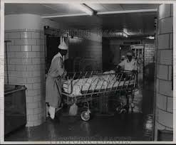 1969 Press Photo Linda Walling rolling patient away at Kidney Transplant  center