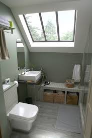 This Loft Converted Bathroom Has Created A Handy Seating Step That Sits In The Area Amenager Petite Salle De Bain Idee Salle De Bain Amenagement Salle De Bain