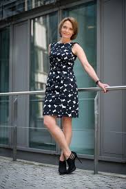 Nach ihrem abschluss in journalismus und geschichte an der universität dortmund absolvierte sie nach eigenen angaben ein. Simone Standl Simone Standl Wdr Moderatorin