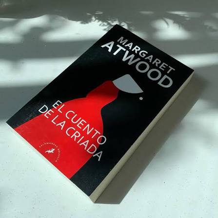 Libro: El cuento de la criada 📚📖 Autor: Margaret Atwood Editorial: Salamandra debolsillo Idioma: español Disponible para entrega inmediata.🚚📦 Envíos a nivel nacional.🇭🇳
