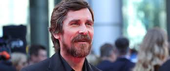 En 2008, il est fait officier (officer) de l'ordre de l'empire britannique (obe) pour sa carrière d'acteur, à l'occasion de la promotion du nouvel an 5. Christian Bale Parle De L Acteur Qui L A Le Plus Inspire Cineseries