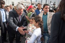 Für altbundespräsident joachim gauck ist ausgrenzung der falsche weg. Joachim Gauck Dankt Helfern In Berlin Wilmersdorf