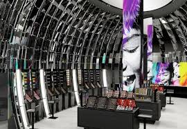 Mac Cosmetics A Parigi Da Marzo Il Beauty Store E Anche Sugli Champs Elysees Cosmetic Shop Cosmetic Store Retail Store Design