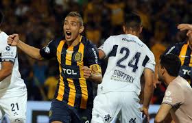 Ta alustas klubikarjääri argentina klubis rosario central, mille meeskonnas debüteeris ta argentina kõrgliigas 2004. Central Campeon De La Copa Argentina Diario El Sol Mendoza Argentina