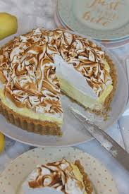A Buttery Biscuit Base Smooth Lemon Cheesecake Filling And An Italian Meringue Make This No Bake Lemon Mering Lemon Meringue Cheesecake Baking Lemon Meringue