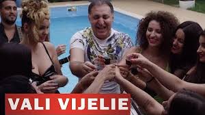 Elle a publié des textes dans différentes revues.le cimetière. Alina Dumitrescu Youtube