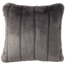 Coussin Imitation Fourrure Grise 45x45 Maisons Du Monde En 2020 Coussin En Fausse Fourrure Coussin Gris Fourrure