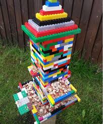 Ben Green S Work Colleague Made Him This Bird Feeder Out Of Lego How Cool Dailypost Vogelhuisjes Vogelverschrikker Lego