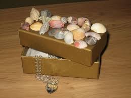 For the base, turn two shells topside up, and hot glue them together at the hinge. Seashell Crafts That Bring The Beach Into Your Home