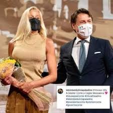 Olivia reported that nearly two years later, the photos were still being sent to her. Olivia La First Lady Del Mistero Dotata Di Uno Sguardo Da Digestione Lenta Lontana Dalla Ragazza Politica