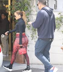 Надя дорофеева родилась в 1990 году в симферополе. Kak Vyglyadit Figura Dzhennifer Lopes Bez Fotoshopa Paparacci Podlovili Zvezdu Posle Trenirovki