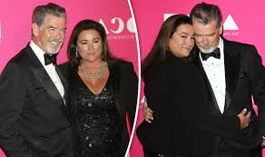 Pierce brosnan's wife's new photos flooded the internet as people noticed a drastic transformation on keely shaye smith. Pierce Brosnan S Wife Keely Flashes Serious Cleavage On Date Night Celebrity News Showbiz Tv Express Co Uk