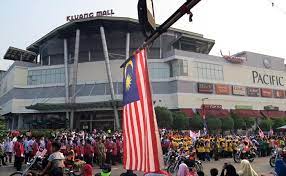 In the case of kluang mall, it has a mbo cinema, bowling alleys and instead of a supermarket, there's a pacific hypermarket! Kluang Mall