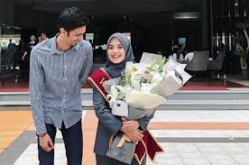 Ucapan selamat wisuda kepada teman dalam bahasa inggris di atas berisikan doa dan harapan untuk sang penerima supaya sukses menghadapi beragam kesempatan baru yang diberikan hidup padanya. Ucapan Lulus Sidang Skripsi With 700x700 Resolution