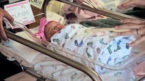 How long after belly button falls off can you bathe baby? How Do I Bathe My Baby After The Umbilical Stump Falls Off Youtube