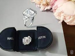 A Custom Designed 27 Carat Engagement Ring Is Revealed At The Harry Winston Design Stud Harry Winston Jewelry Harry Winston Engagement Rings Harry Winston Ring