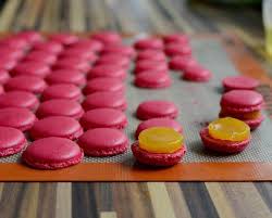 Fruchtige Macarons Mit Einer Fullung Ohne Schokolade Ohne Sahne Und Ohne Zucker Rezept Franzosisch Kochen Hausgemachte Pralinen Macarons Franzosisch Kochen