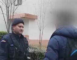 Are cineva de vanzare,tricou colegiul tehnic elie radu ploiesti,ma refer la uniforma,aia albastra,cu maneca scurta, vreau sa cumpar unul? Elev Din PloieÈ™ti Prins De Jandarmi DupÄƒ Ce A Aruncat Cu Petarde In Curtea Liceului Video Observatorul Prahovean