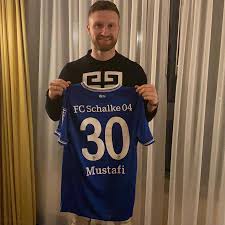 Der stürmer wurde hauptsächlich beim msv duisburg ausgebildet und machte dort seine ersten schritte im profifußball. Fc Schalke 04 Mustafi Mit Videobotschaft Facebook