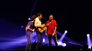 De retour en 2019 avec des concerts au stadium de toulouse, les vendredi 24 et samedi 25 mai 2019, au main square festival, à arras, en juillet 2019, à la paris la défense arena le samedi 26 octobre 2019. Vianney En Duo Avec Big Flo Et Oli A L Accord Hotel Arena Bercy Youtube