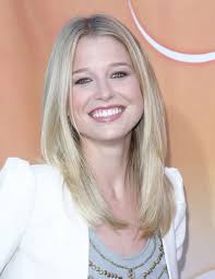 Galeri Foto Ellen Woglom, Foto Terbaru, Foto Populer