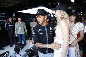 May 30, 2021 · zwischen mercedes und red bull geht es auch außerhalb der rennstrecke hoch her. Ist Das Die Neue Freundin Von Lewis Hamilton Formel1 Heute At