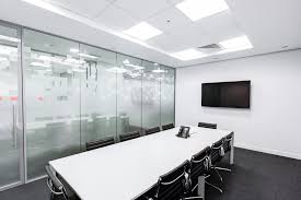 Jasa design interior akan memilihkan jenis pencahayaan yang tepat bagi ruangan kantor. 4 Jenis Kaca Yang Cocok Digunakan Pada Interior Perkantoran