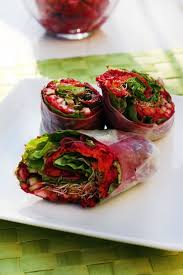 Rouleau De Printemps A La Betterave Et Petits Legumes Food Raw Food Recipes Beet Recipes