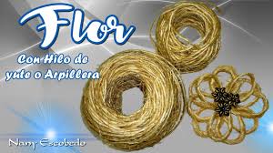 Una opción es hacer el centro de cada flor usando botones forrados con la misma tela de yute. Flor Con Hilo De Yute O Arpillera Youtube