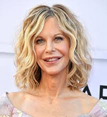 Lavati i capelli e inizia lo stilista tagliando i capelli appena sopra le spalle. Meg Ryan Compie 60 Anni La Beauty Evolution Capelli Io Donna