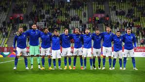 Azzurro) هو ممثل إيطاليا الرسمي في رياضة كرة القدم، يشرف على شؤونه الاتحاد الإيطالي لكرة القدم. Er Juzgvckcrdm