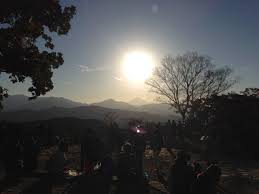 高尾山初日の出 完全ガイド2025年版｜絶景スポットと混雑回避の裏技も - 高尾山ナビ